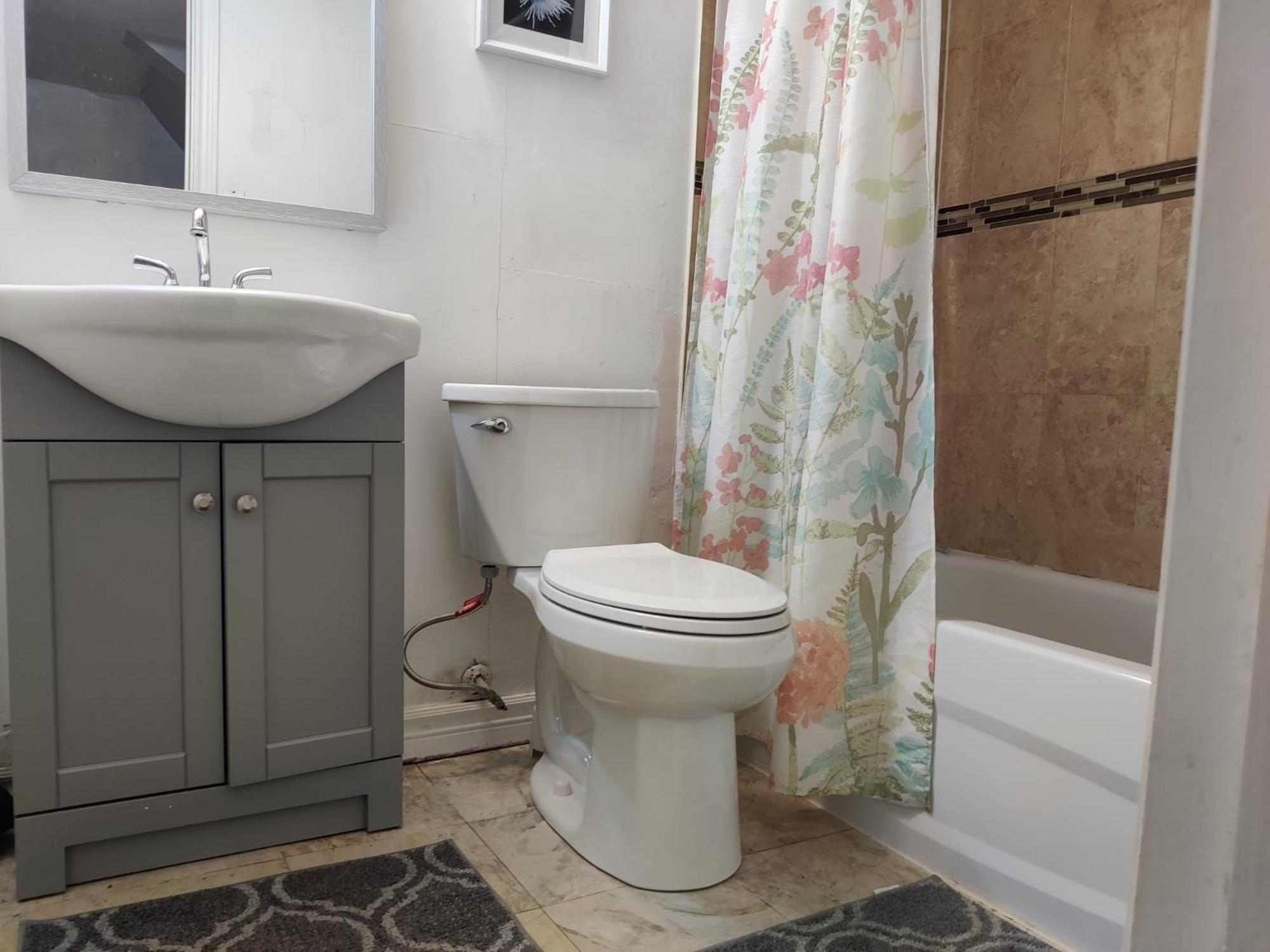 Homestay Spacious Mbr Near Kennedy Subway & Go