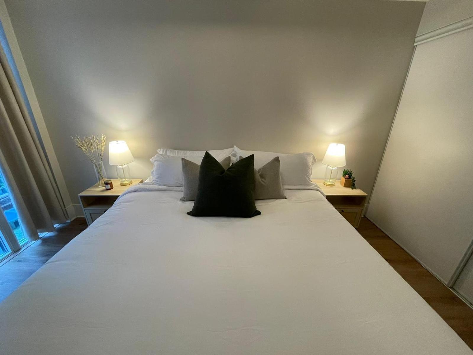 Entertainment District - King Bed - Close To Core - Dome - Scotiabank - Cne - York - Near King St W Apartment *