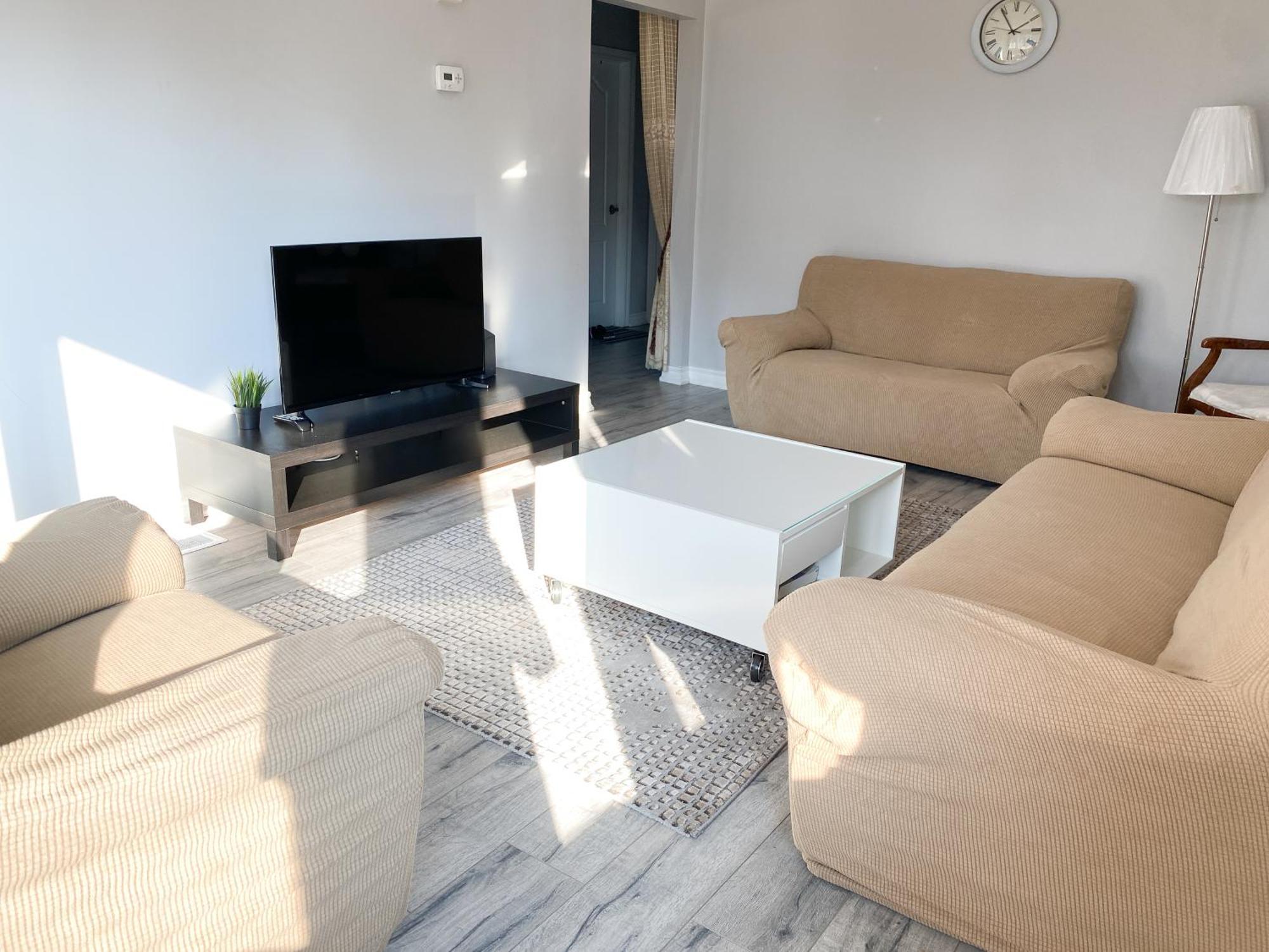 Homestay Spacious Mbr Near Kennedy Subway & Go Toronto