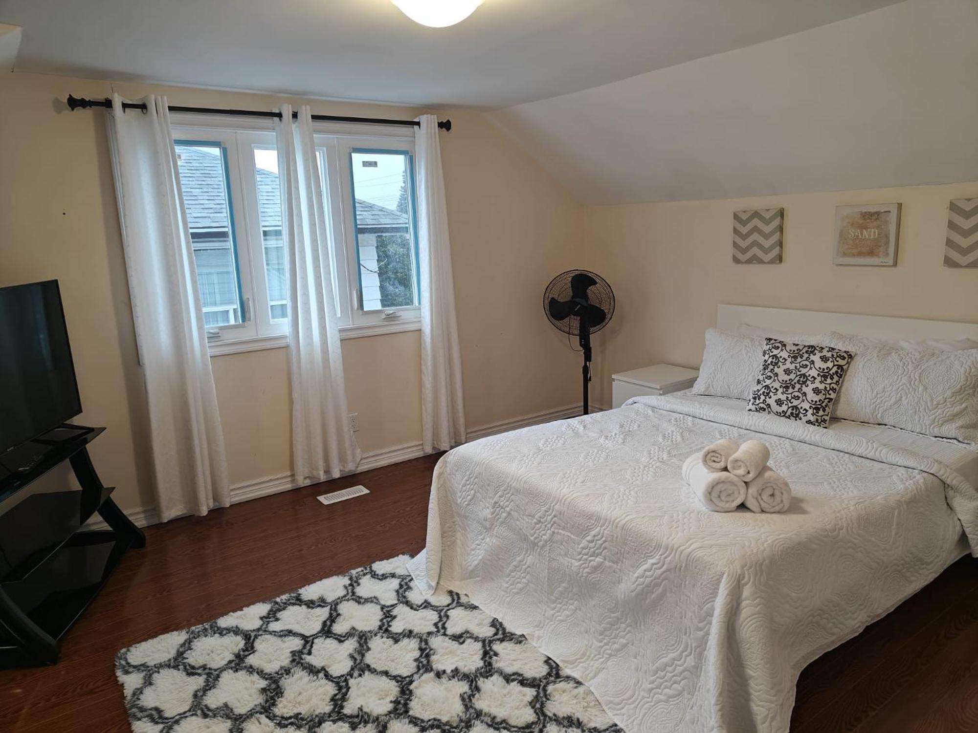 Spacious Mbr Near Kennedy Subway & Go Homestay Toronto