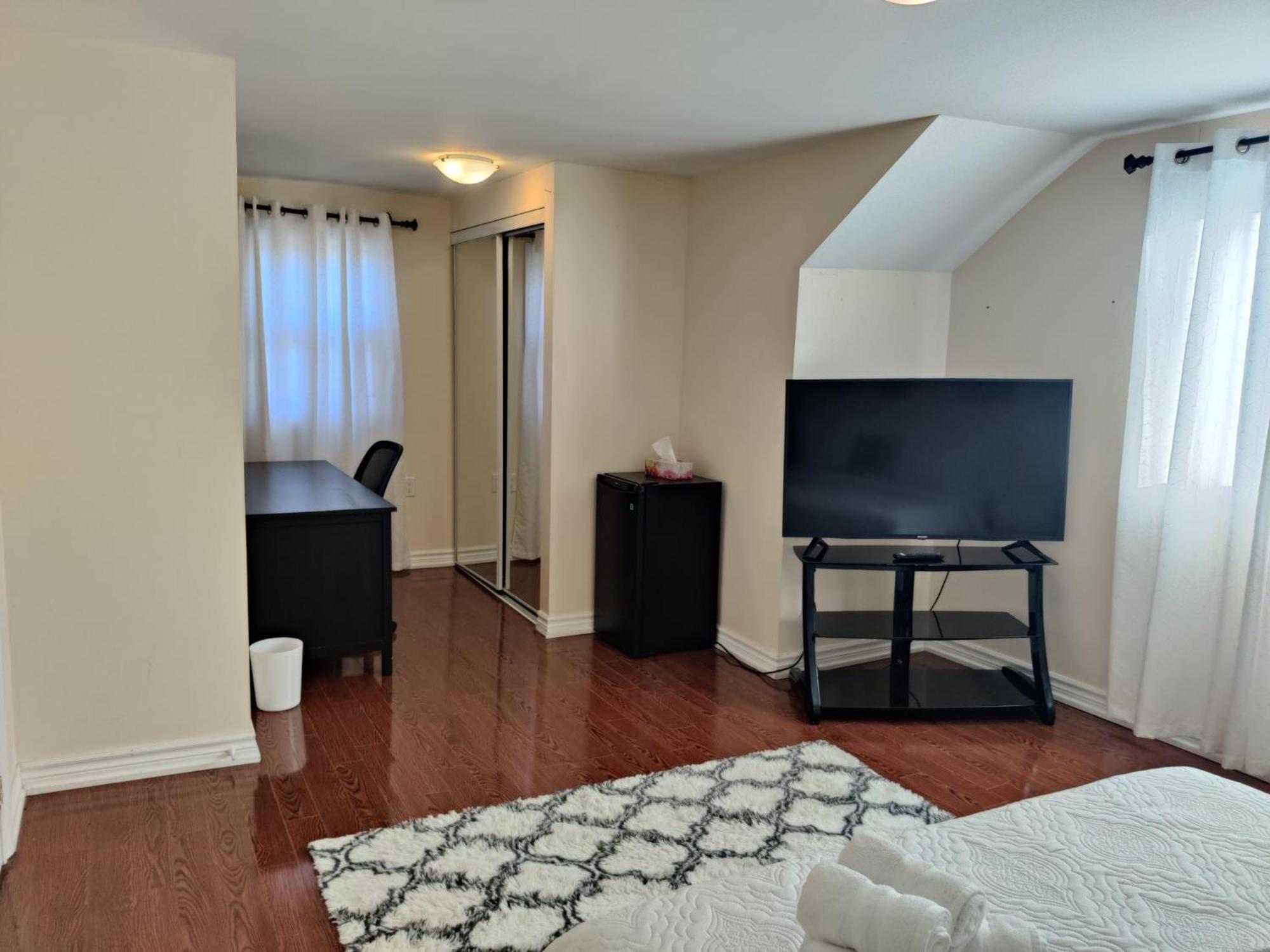 Spacious Mbr Near Kennedy Subway & Go Homestay