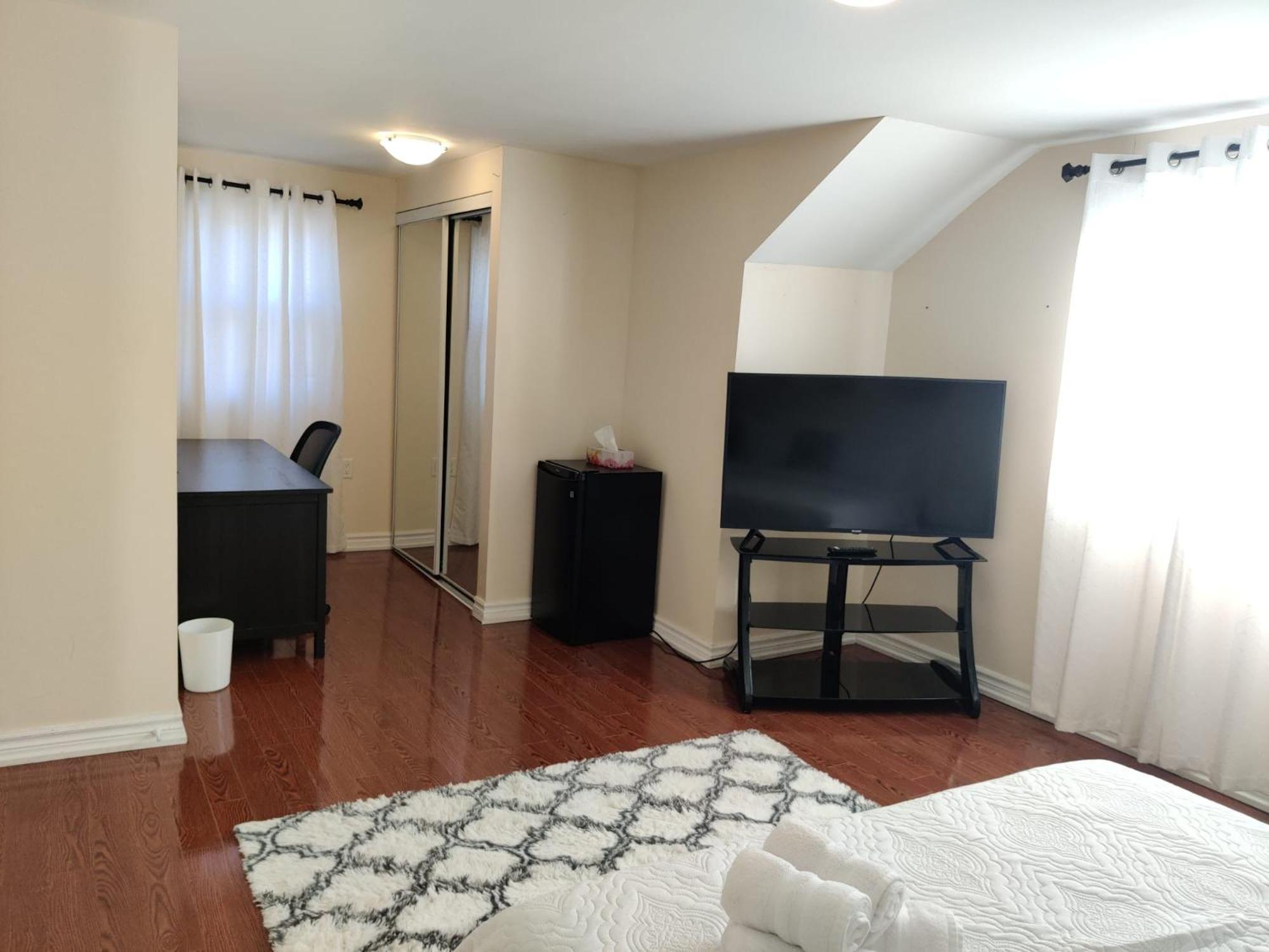 Homestay Spacious Mbr Near Kennedy Subway & Go Toronto