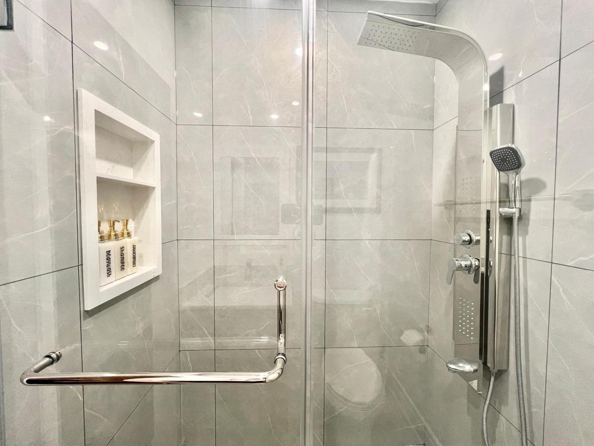 Upgraded With Bath 7-min To Subway Near Downsview Rogers Stadium Homestay