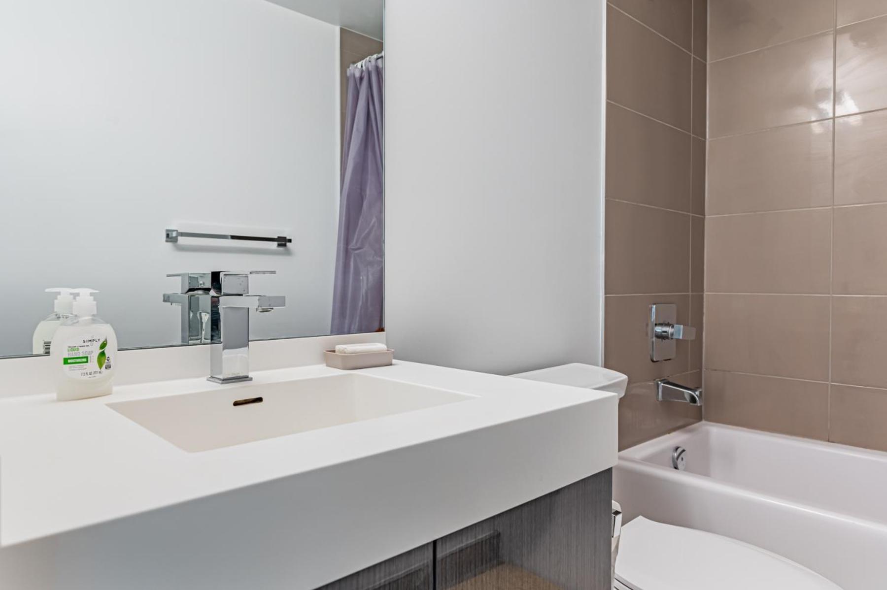 Luxury Close To Rogers Center In Downtown Core *