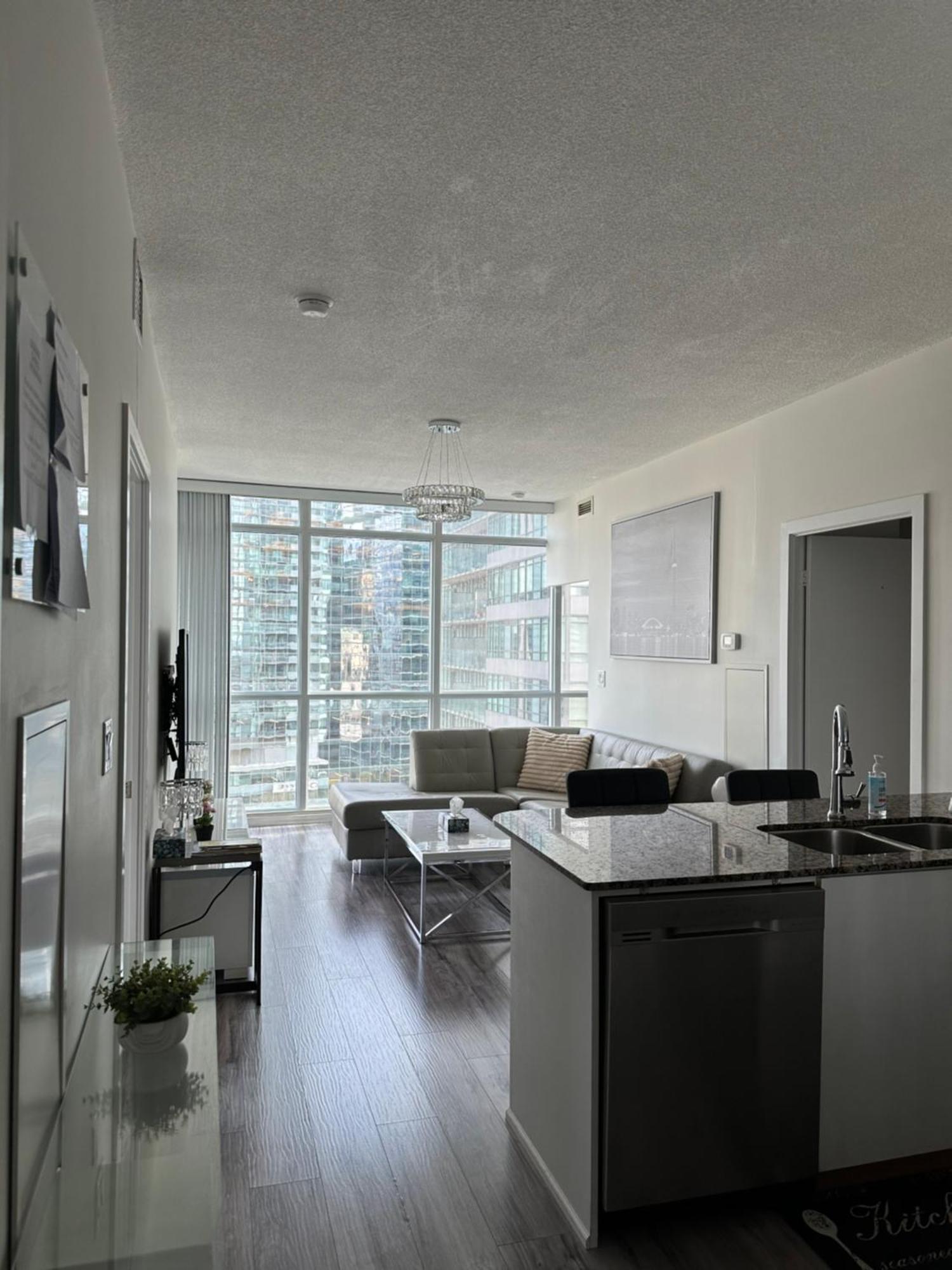 Newly Updated 2br, 2bath & Den In Downtown Beside Union Station & Scotia Bank Arena! Apartment