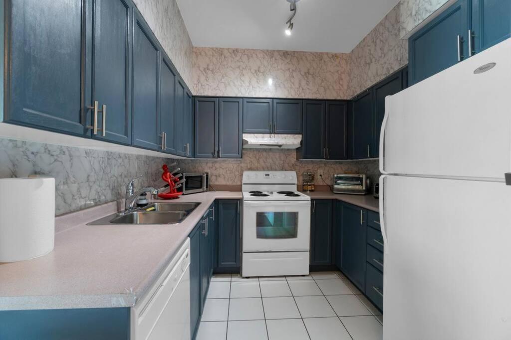 Spacious 1br - Downtown - Pool - Gym - Parking Toronto
