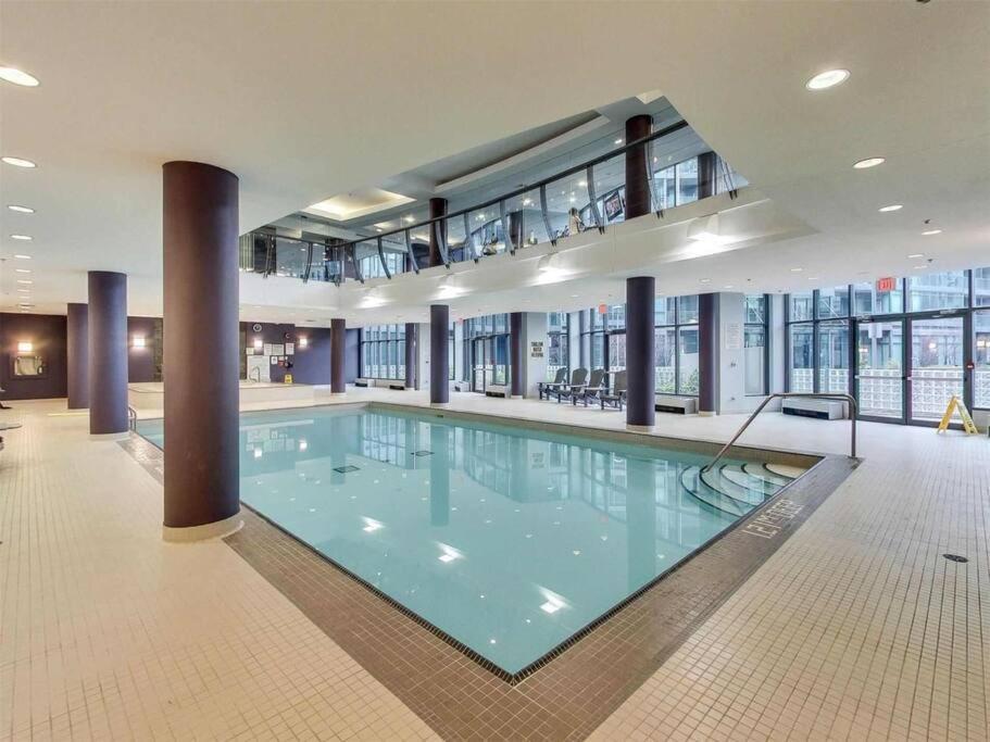 Spacious 1br - Downtown - Pool - Gym - Parking * Toronto