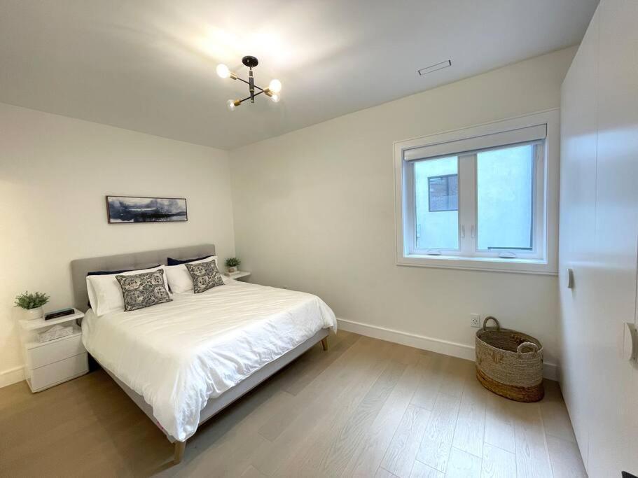 Modern Close To The With Parking Apartment