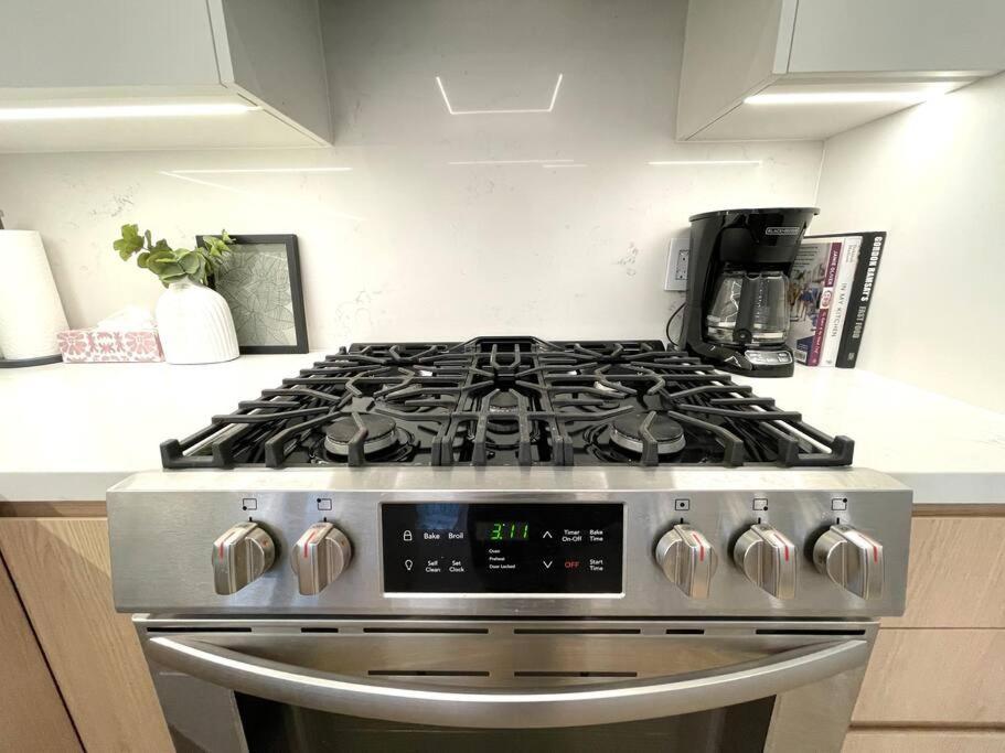 Modern Close To The With Parking Apartment *