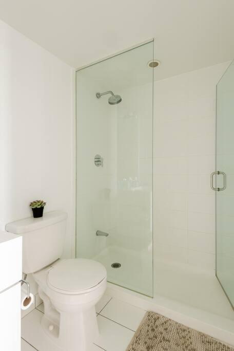 Stylish Downtown Lakeview - One Free Parking * Toronto