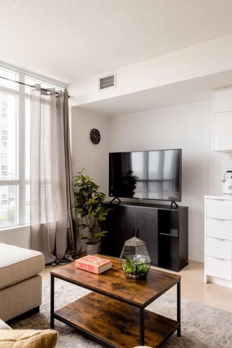 Stylish Downtown Lakeview - One Free Parking *