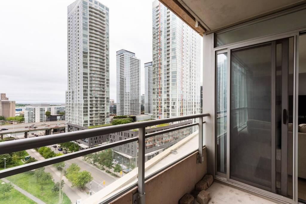 Stylish Downtown Lakeview - One Free Parking Apartment Toronto
