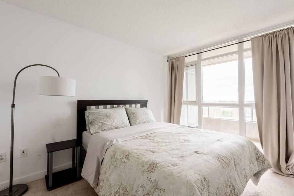 Stylish Downtown Lakeview - One Free Parking Apartment