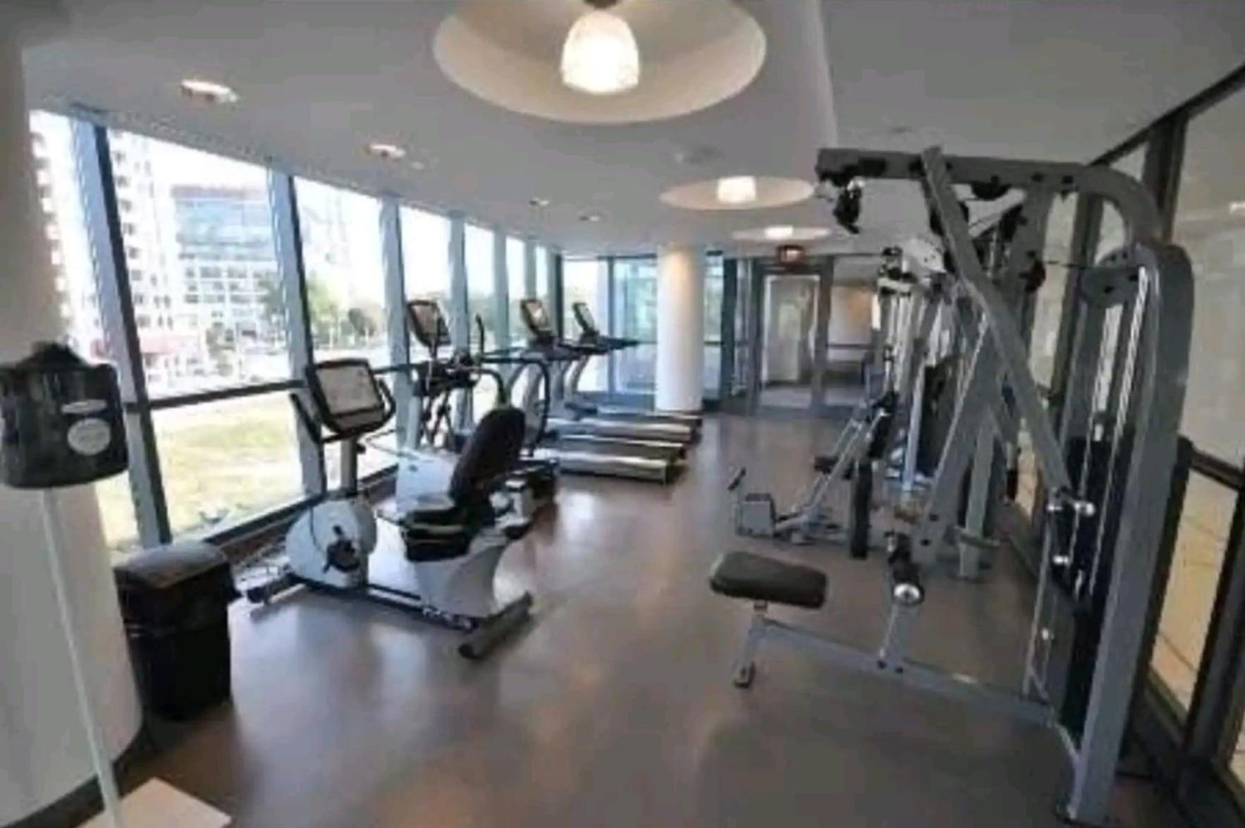 Apartment Cn Tower View With Free Parking, Pool, Gym, Free Skating, And *