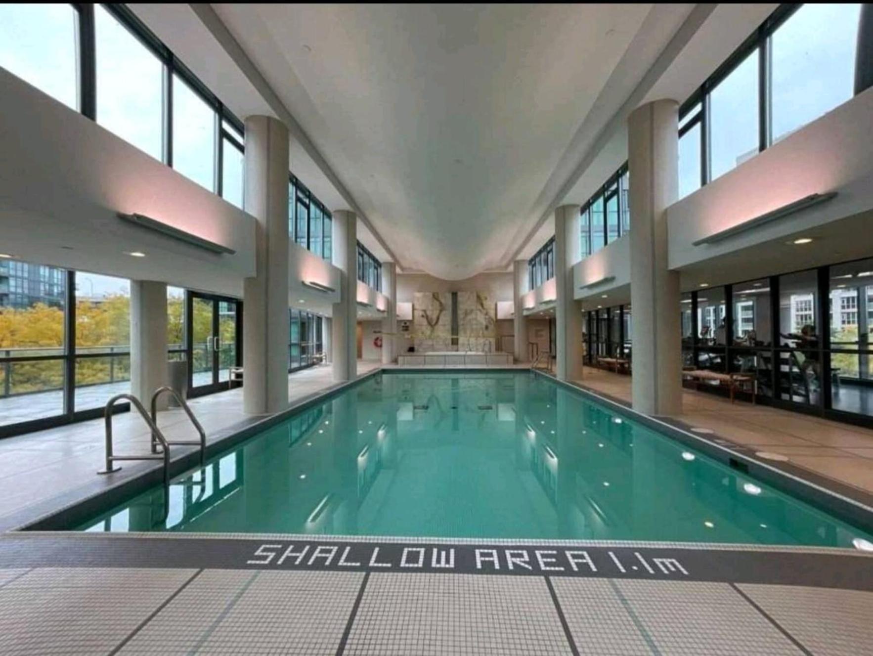 Apartment Cn Tower View With Free Parking, Pool, Gym, Free Skating, And