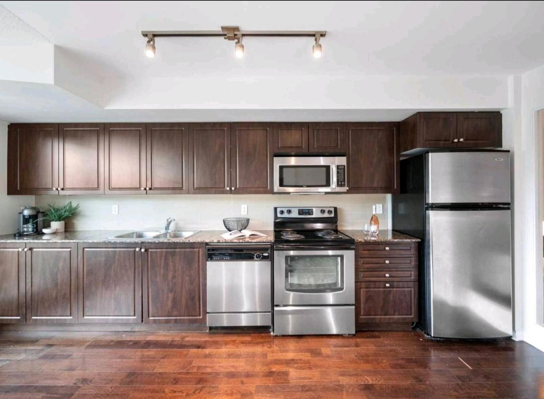 Apartment Cn Tower View With Free Parking, Pool, Gym, Free Skating, And