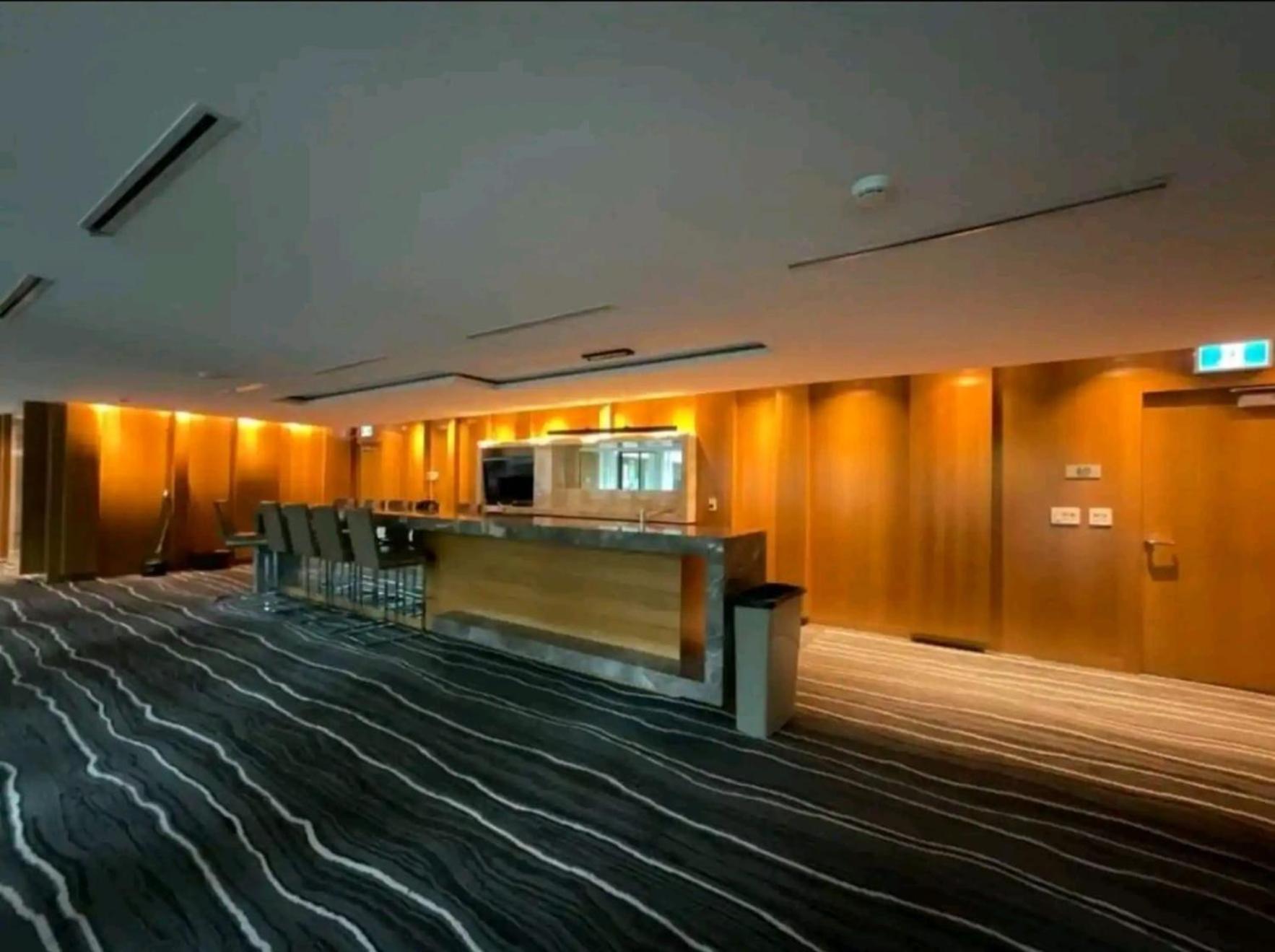 Apartment Cn Tower View With Free Parking, Pool, Gym, Free Skating, And *