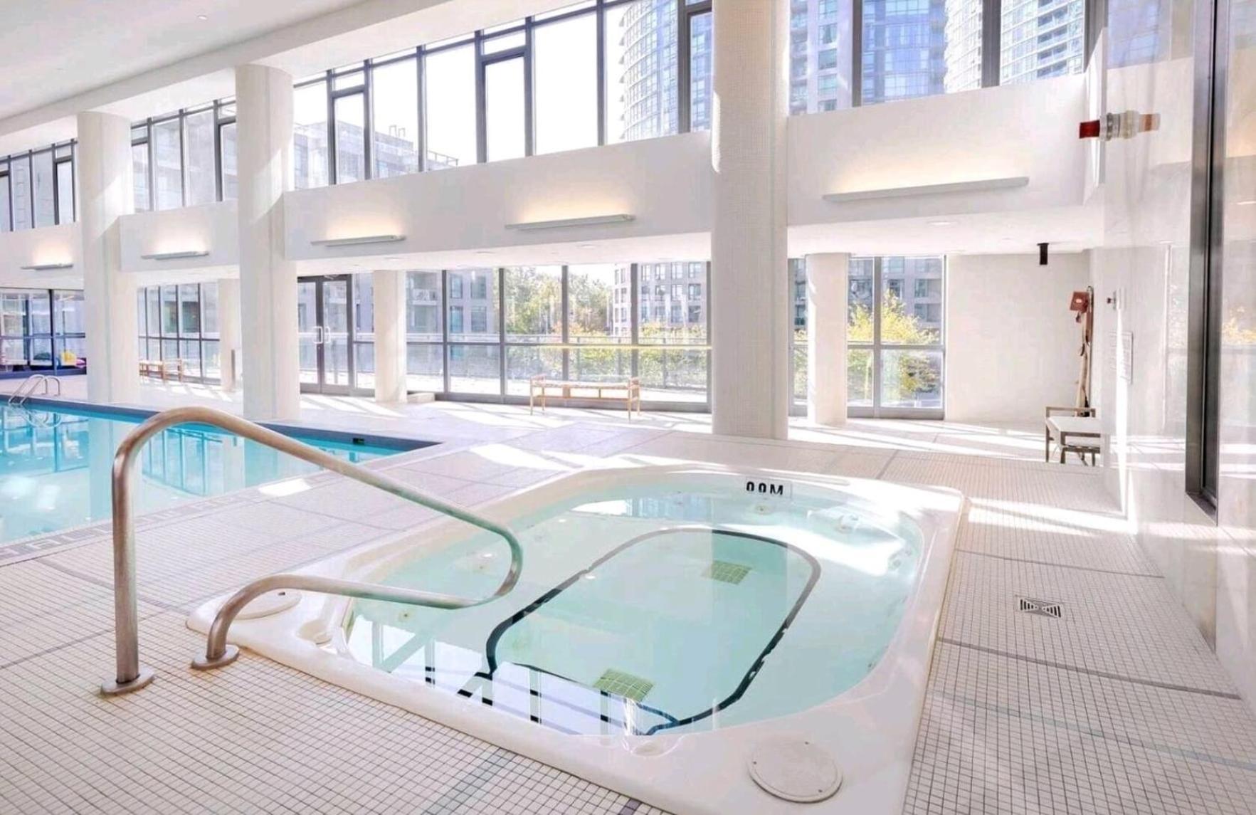 Apartment Cn Tower View With Free Parking, Pool, Gym, Free Skating, And