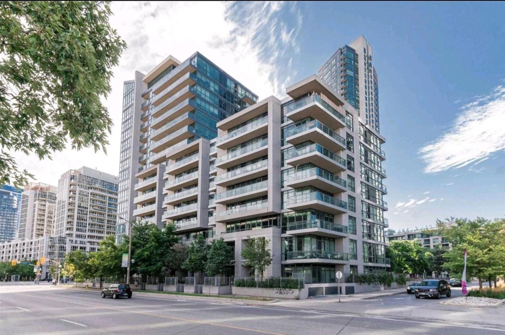 Apartment Cn Tower View With Free Parking, Pool, Gym, Free Skating, And *