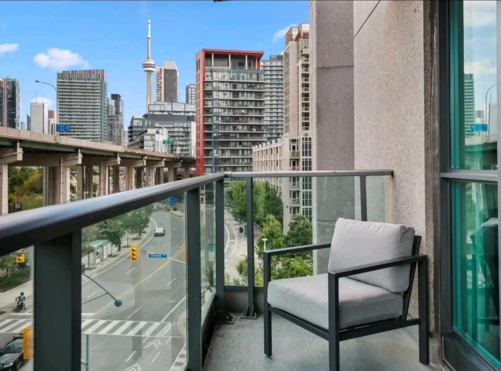 Cn Tower View With Free Parking, Pool, Gym, Free Skating, And Toronto