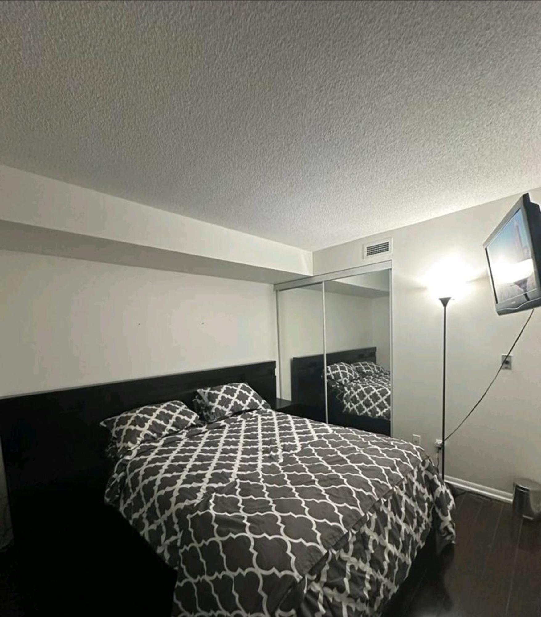 Apartment Cn Tower View With Free Parking, Pool, Gym, Free Skating, And *