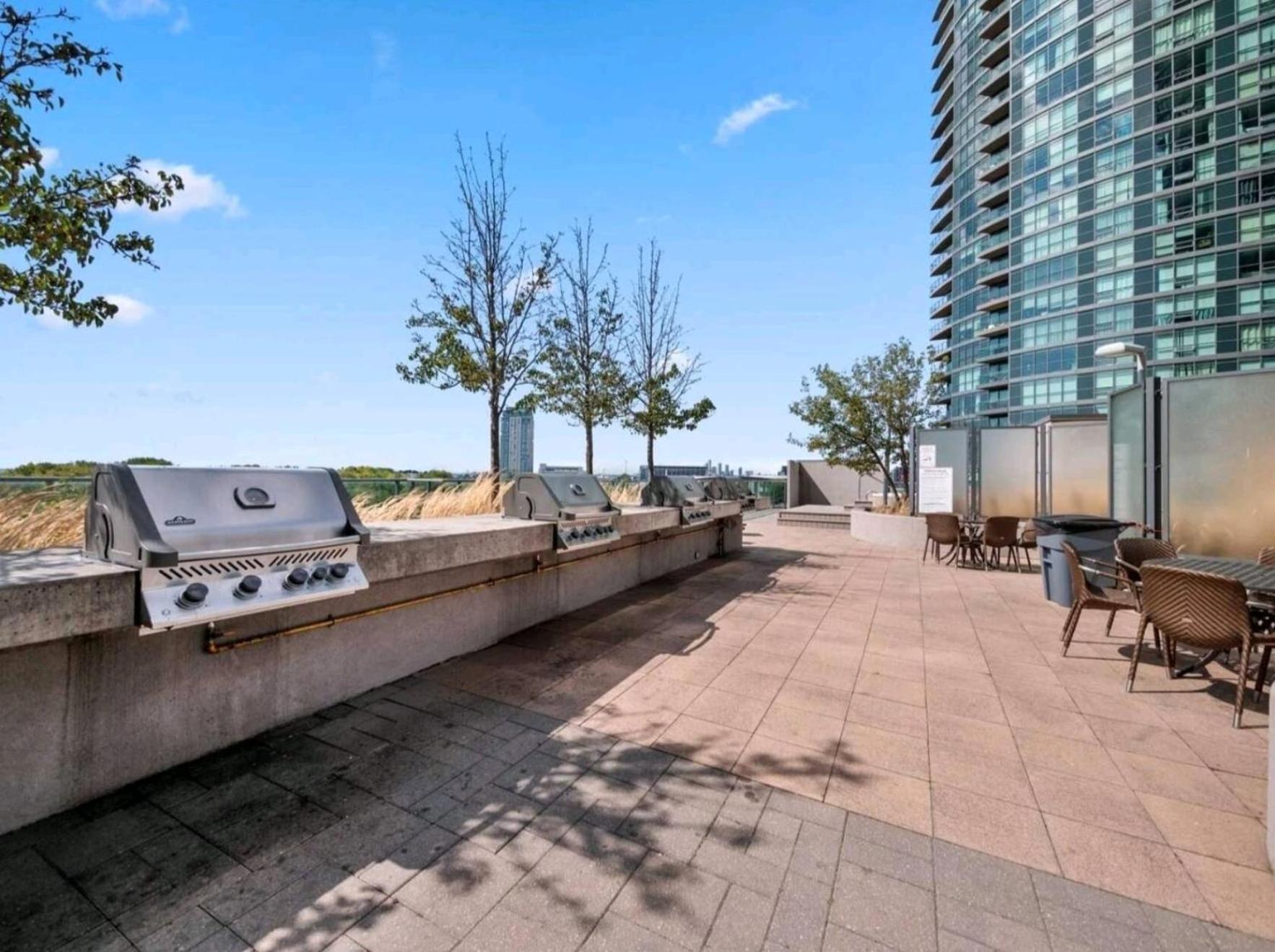 Apartment Cn Tower View With Free Parking, Pool, Gym, Free Skating, And *