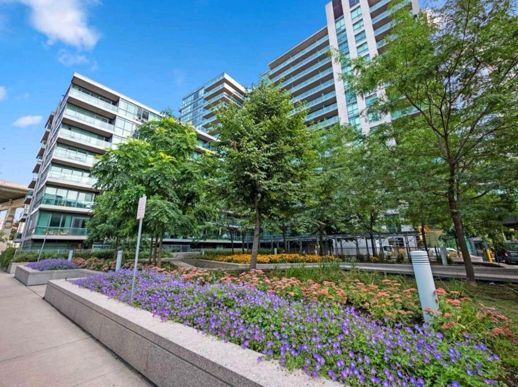 Apartment Cn Tower View With Free Parking, Pool, Gym, Free Skating, And Toronto