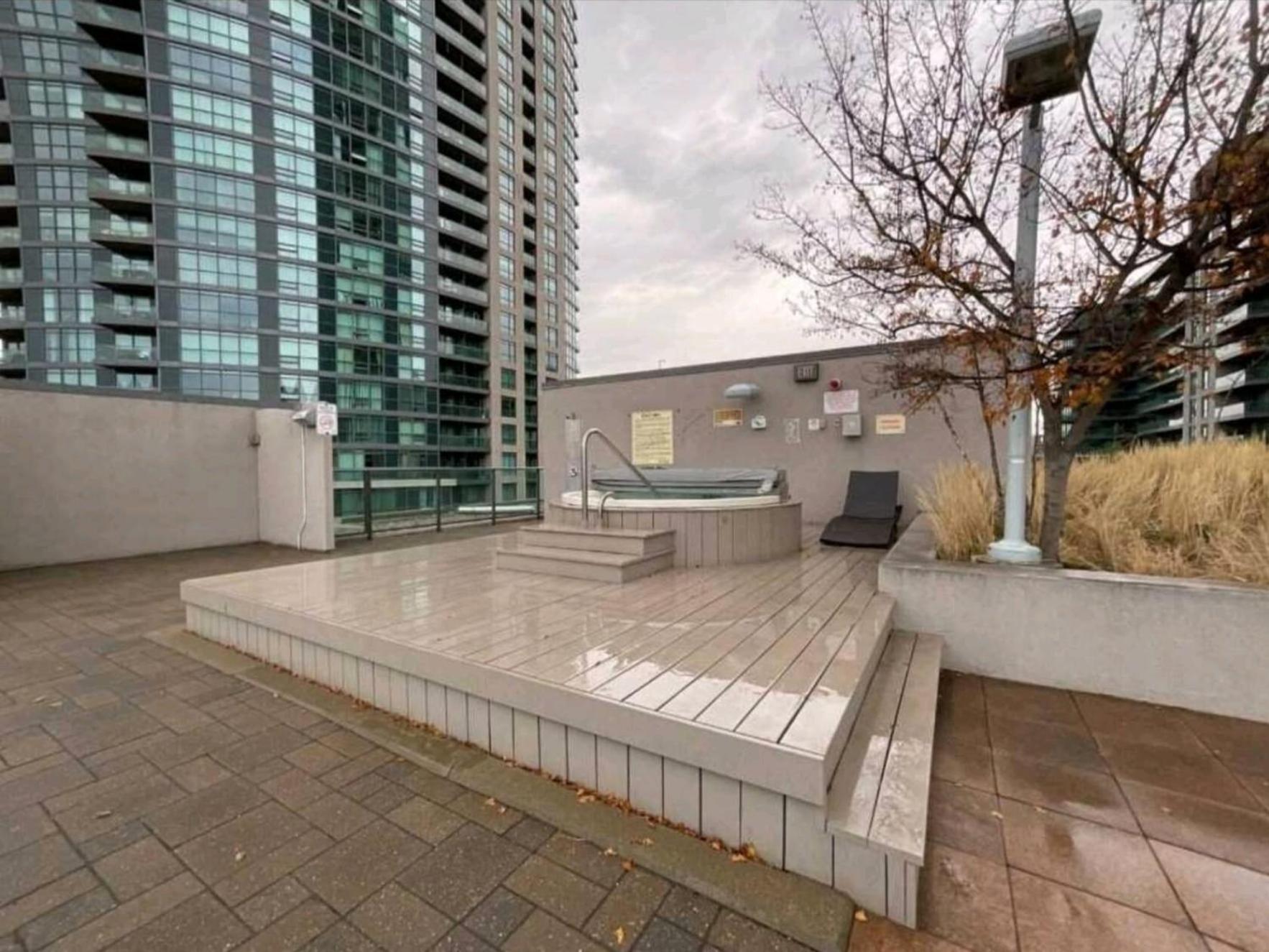 Cn Tower View With Free Parking, Pool, Gym, Free Skating, And