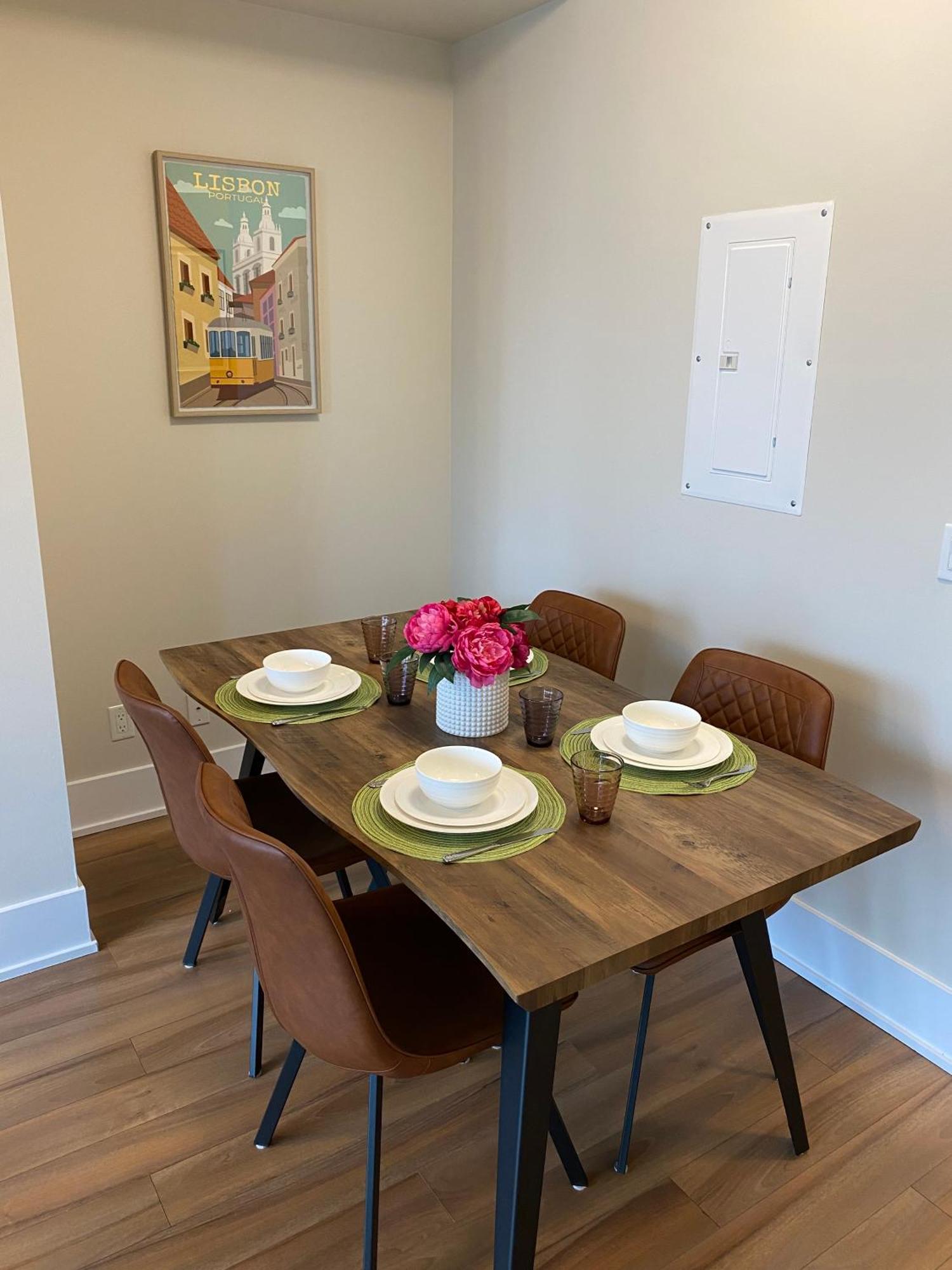- Free Parking, Views, Near Cn Tower *