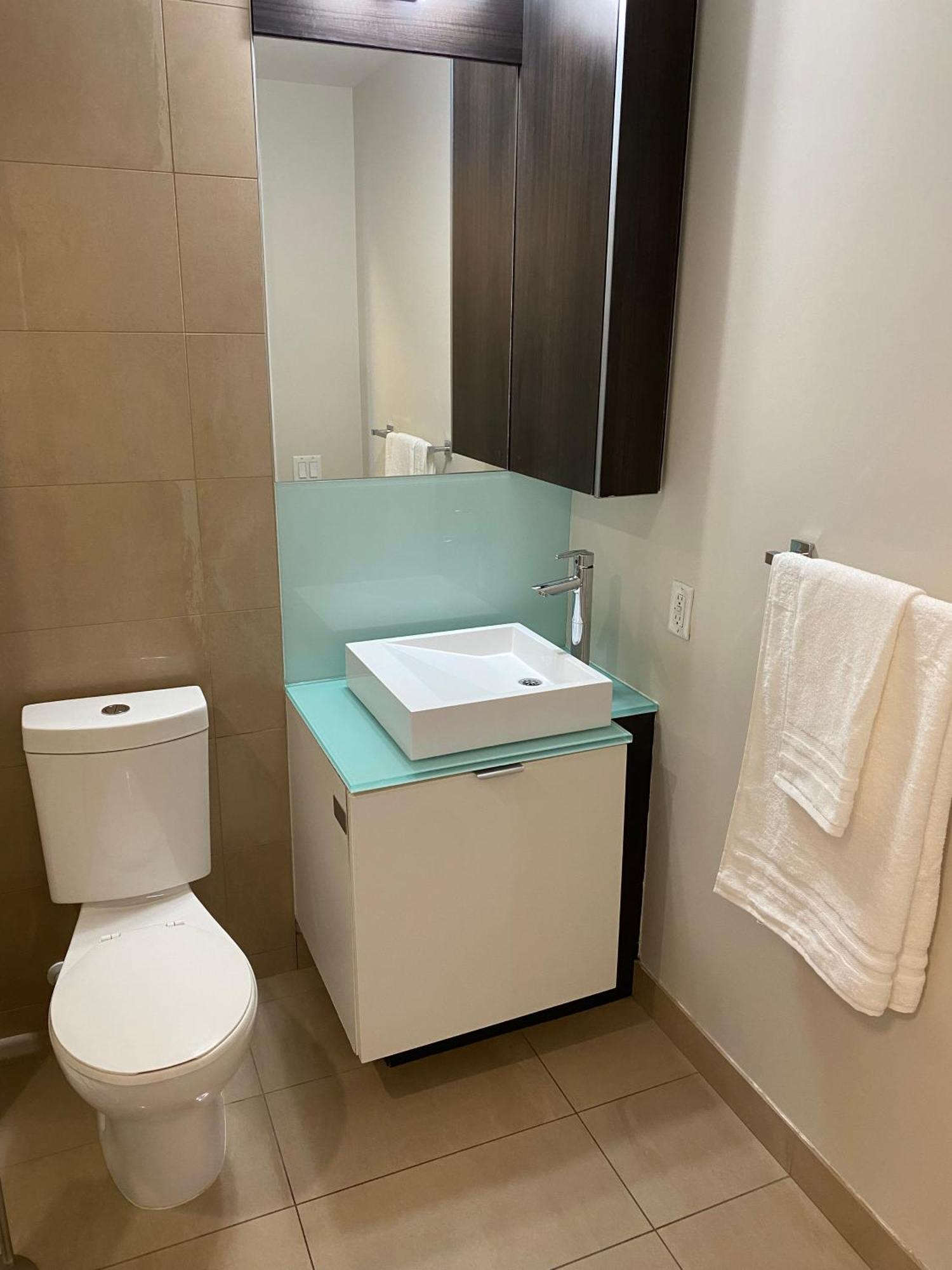 - Free Parking, Views, Near Cn Tower Apartment *