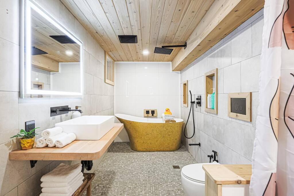 Oasis In Toronto's Heart + Parking! Apartment *