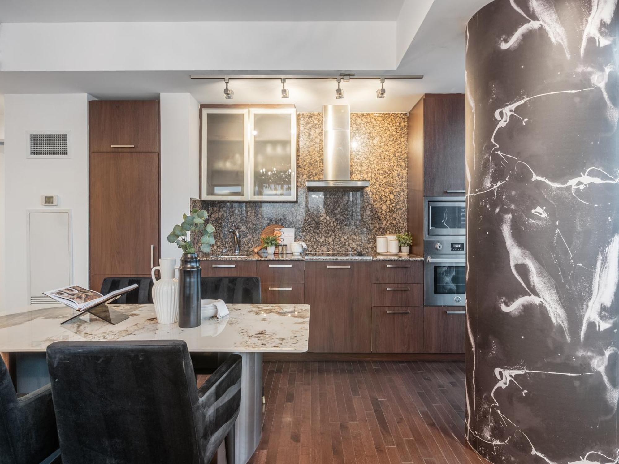 Luxury 2br Entertainment District Downtown Cn Tower View Balcony Pool & Hot Tub Apartment *