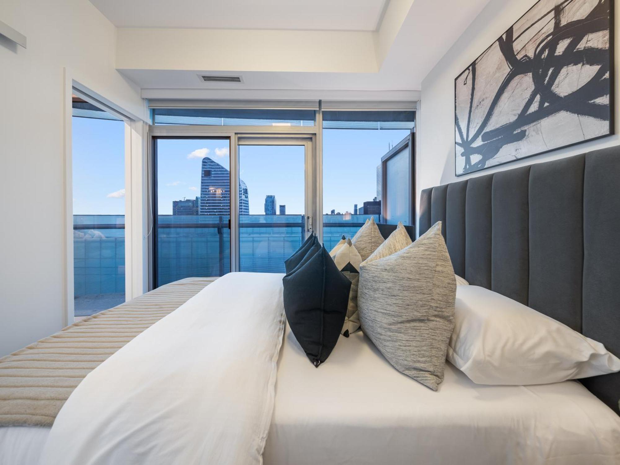 Luxury 2br Entertainment District Downtown Cn Tower View Balcony Pool & Hot Tub Apartment