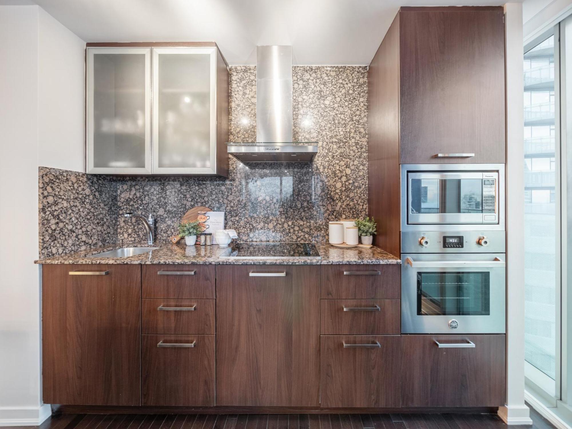 Luxury 2br Entertainment District Downtown Cn Tower View Balcony Pool & Hot Tub Apartment