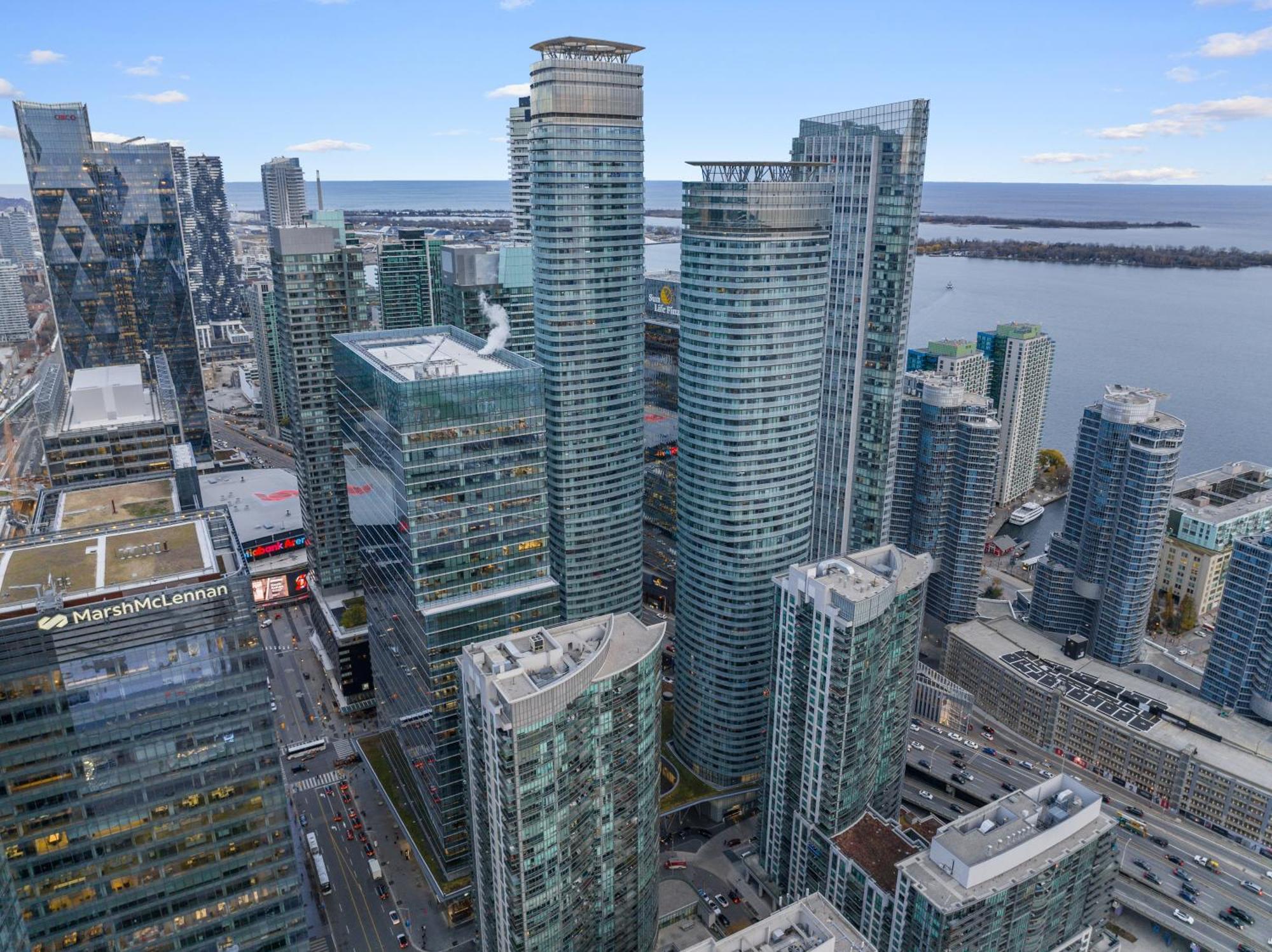 Luxury 2br Entertainment District Downtown Cn Tower View Balcony Pool & Hot Tub Toronto
