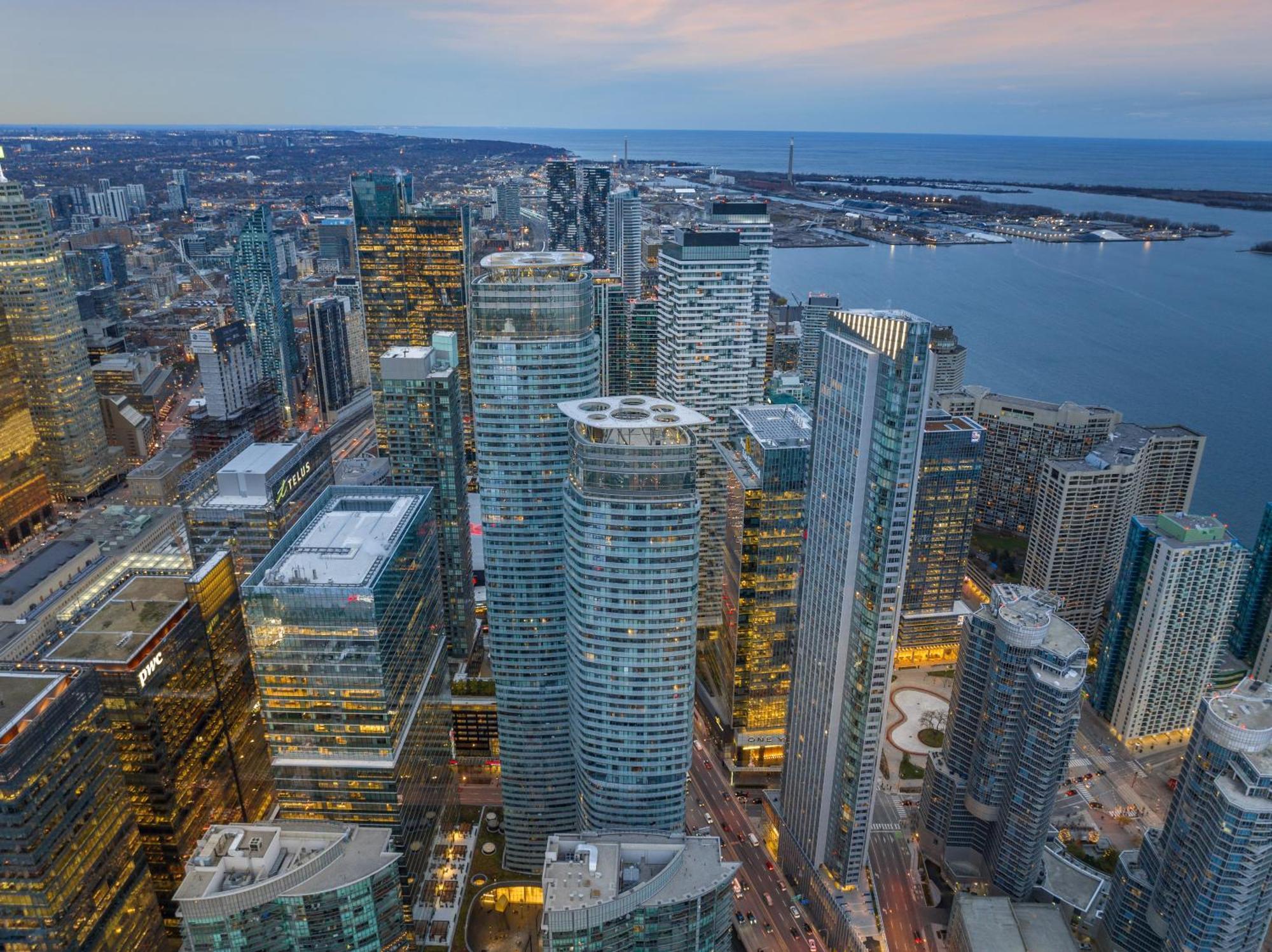 Luxury 2br Entertainment District Downtown Cn Tower View Balcony Pool & Hot Tub