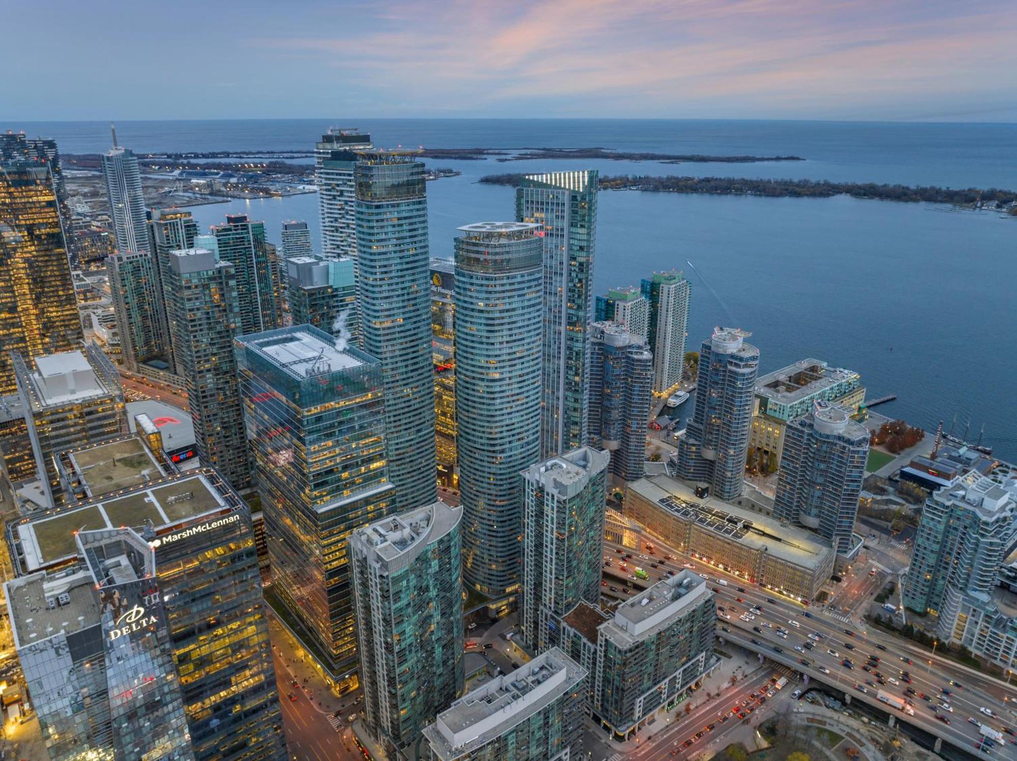 Luxury 2br Entertainment District Downtown Cn Tower View Balcony Pool & Hot Tub Apartment Toronto
