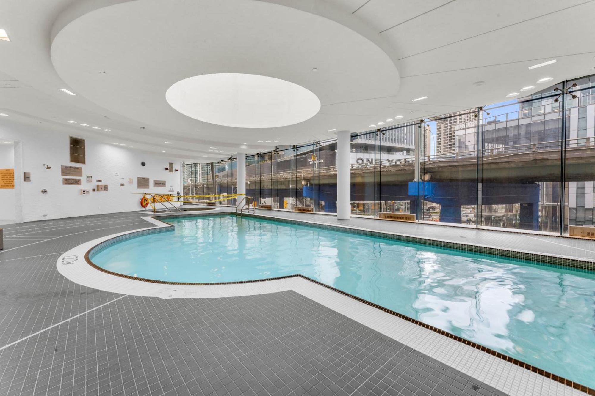 Apartment Luxury 2br Entertainment District Downtown Cn Tower View Balcony Pool & Hot Tub *