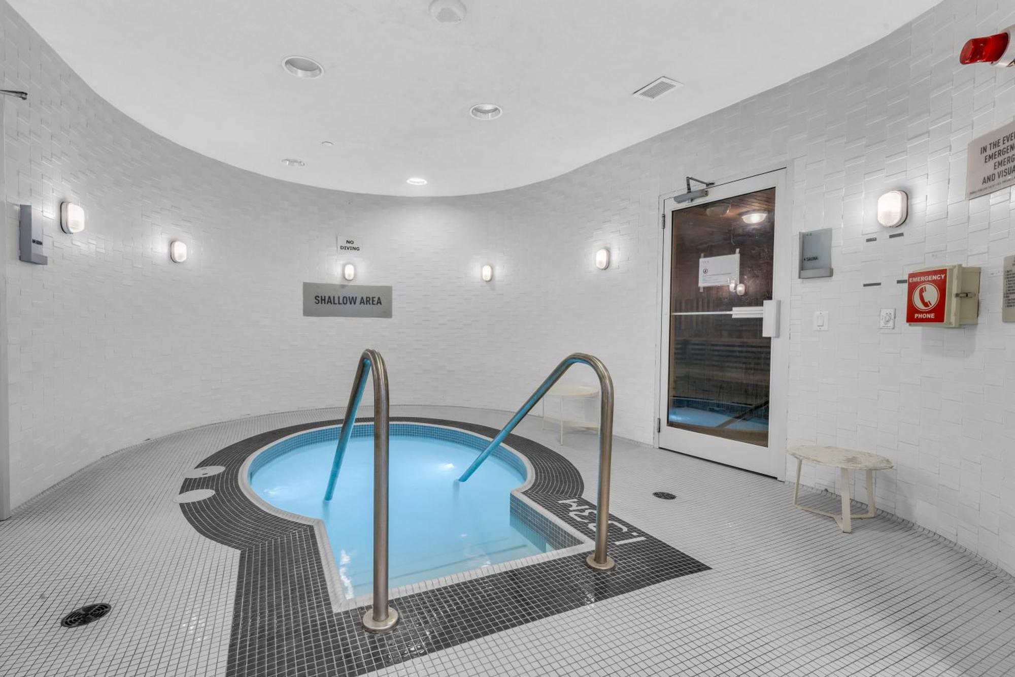 Luxury 2br Entertainment District Downtown Cn Tower View Balcony Pool & Hot Tub Apartment *