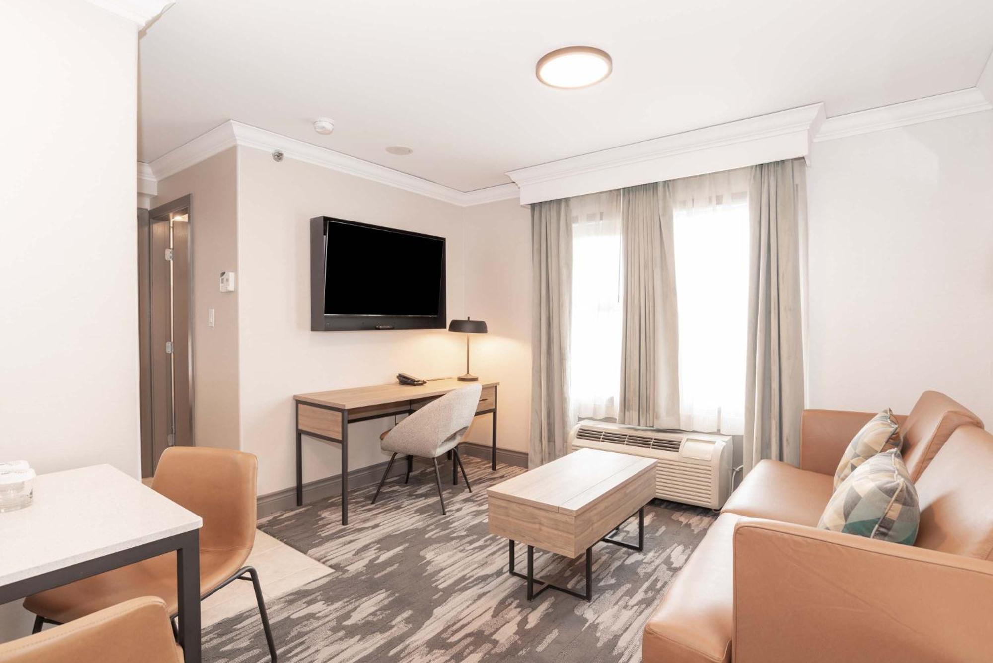 Hotel Sandman Signature Airport