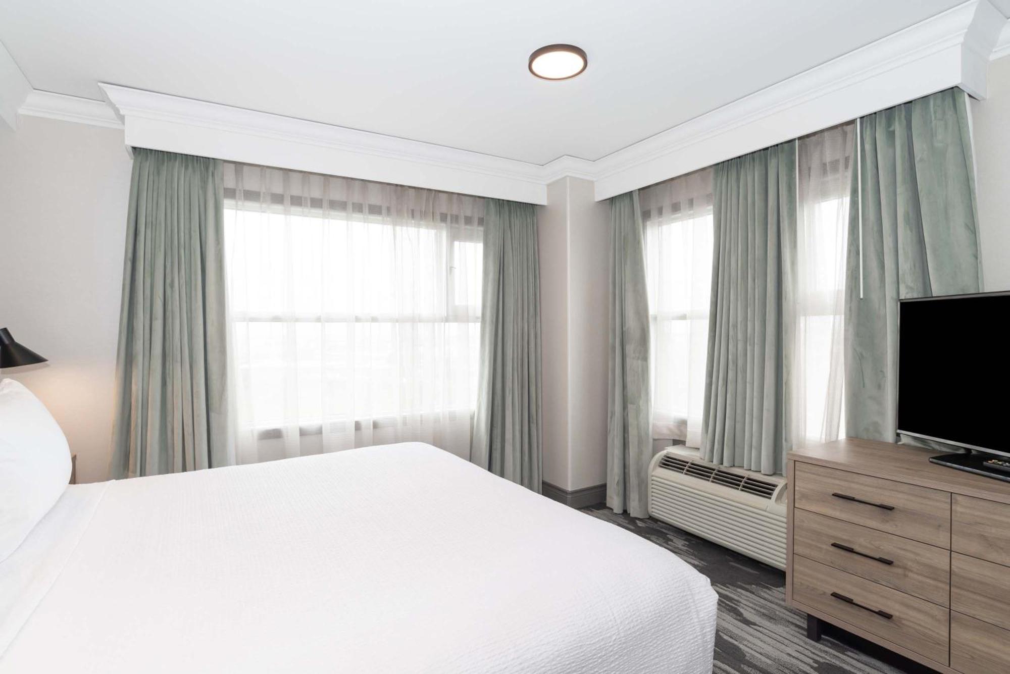 Sandman Signature Airport Hotel 4*