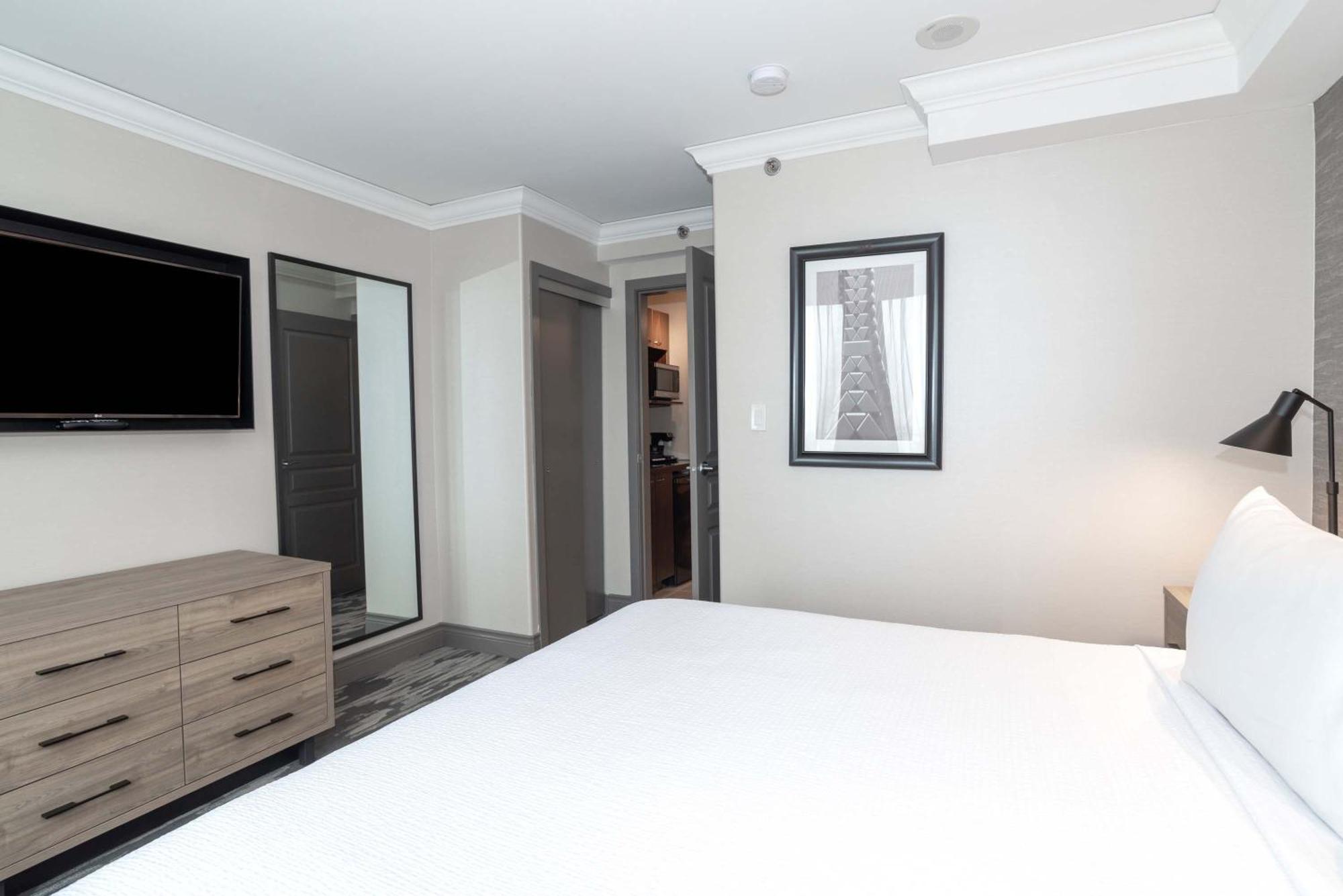 Hotel Sandman Signature Airport 4*
