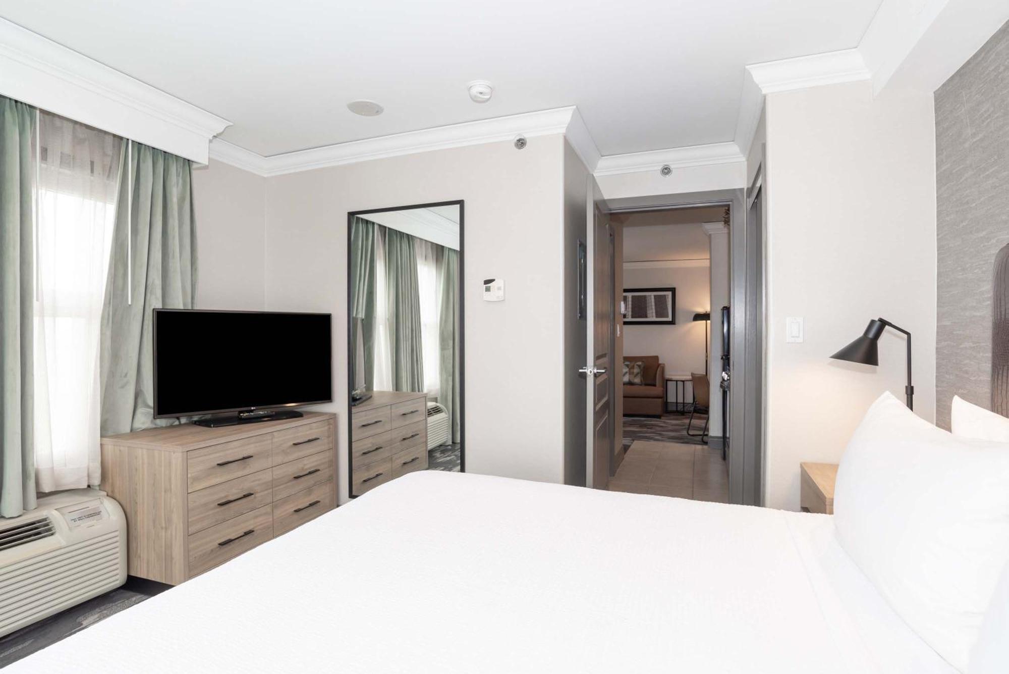Hotel Sandman Signature Airport Toronto