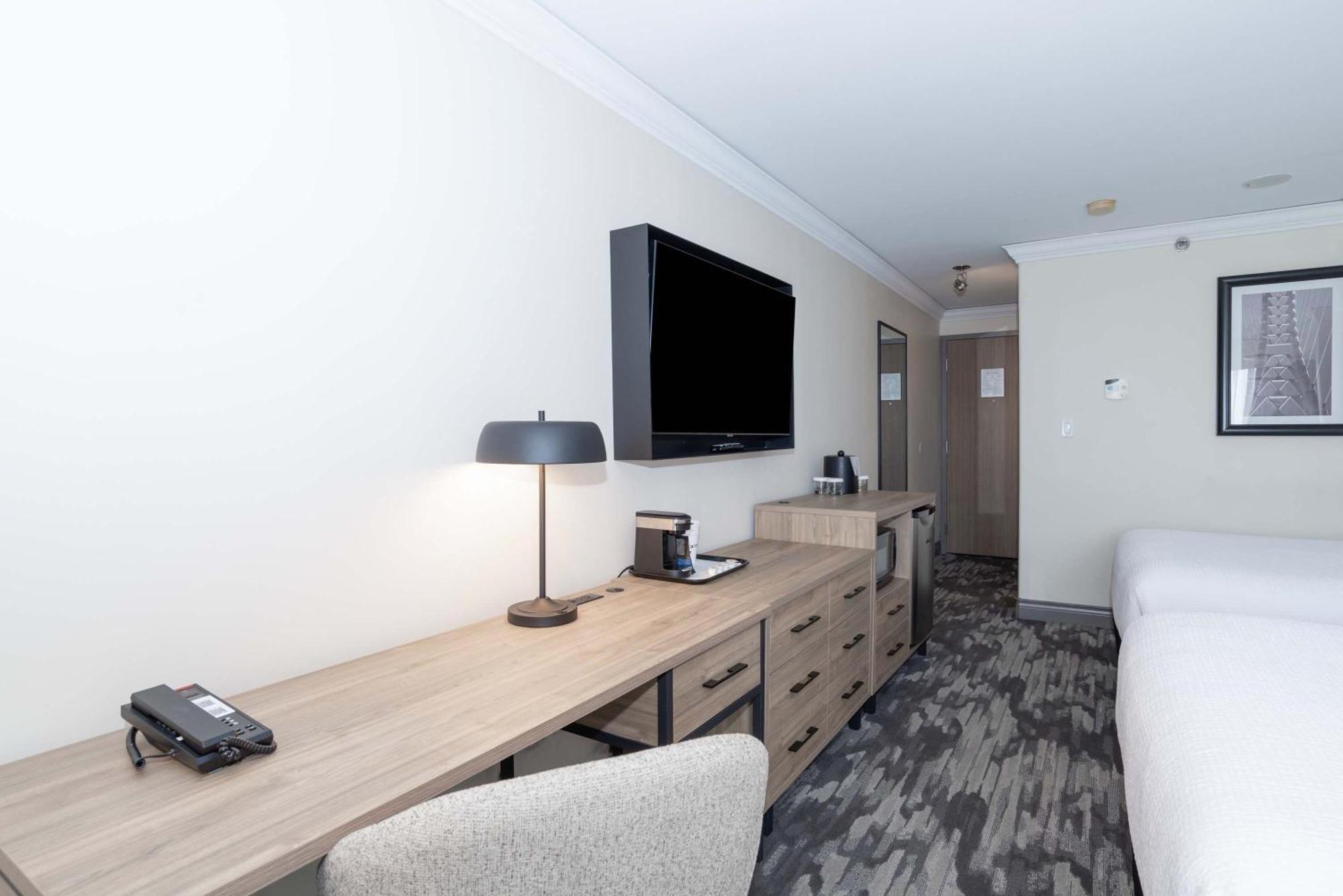 Sandman Signature Airport Hotel