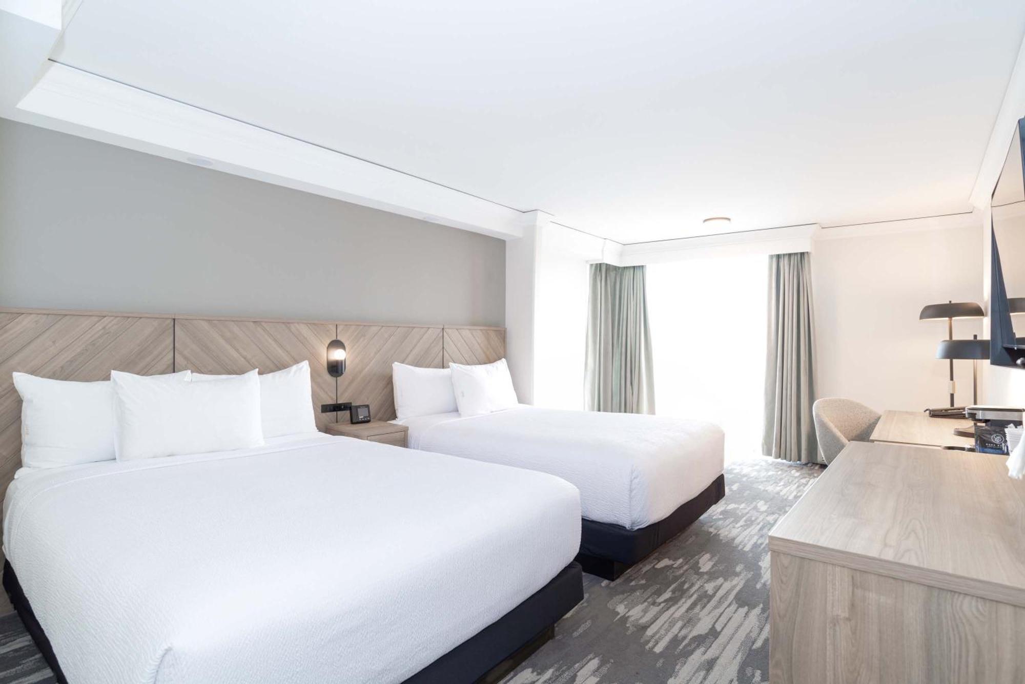 Sandman Signature Airport Hotel 4*