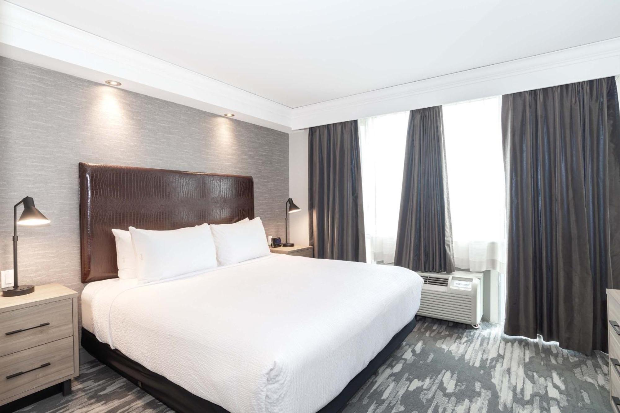 Hotel Sandman Signature Airport 4*