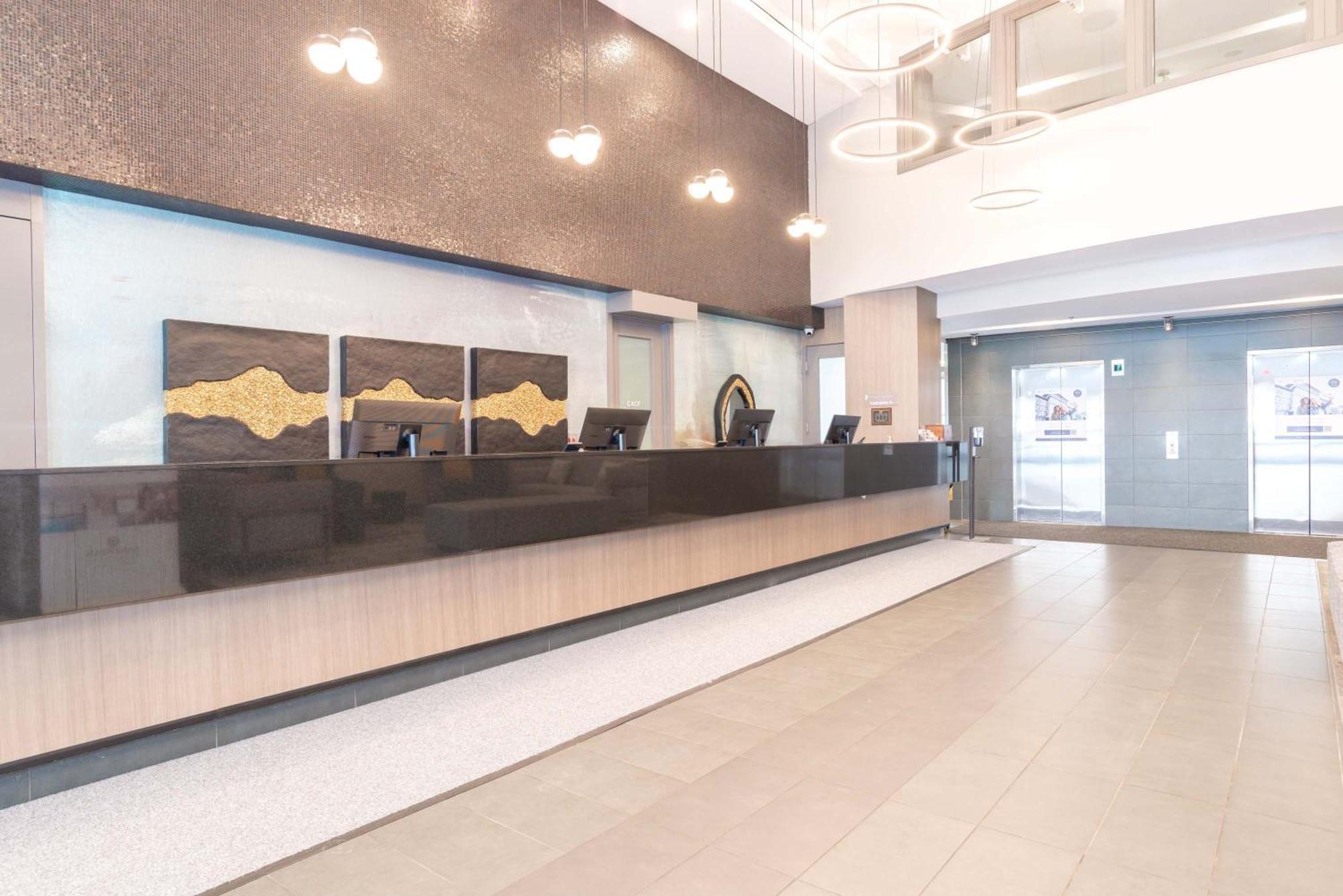 Sandman Signature Airport 4*