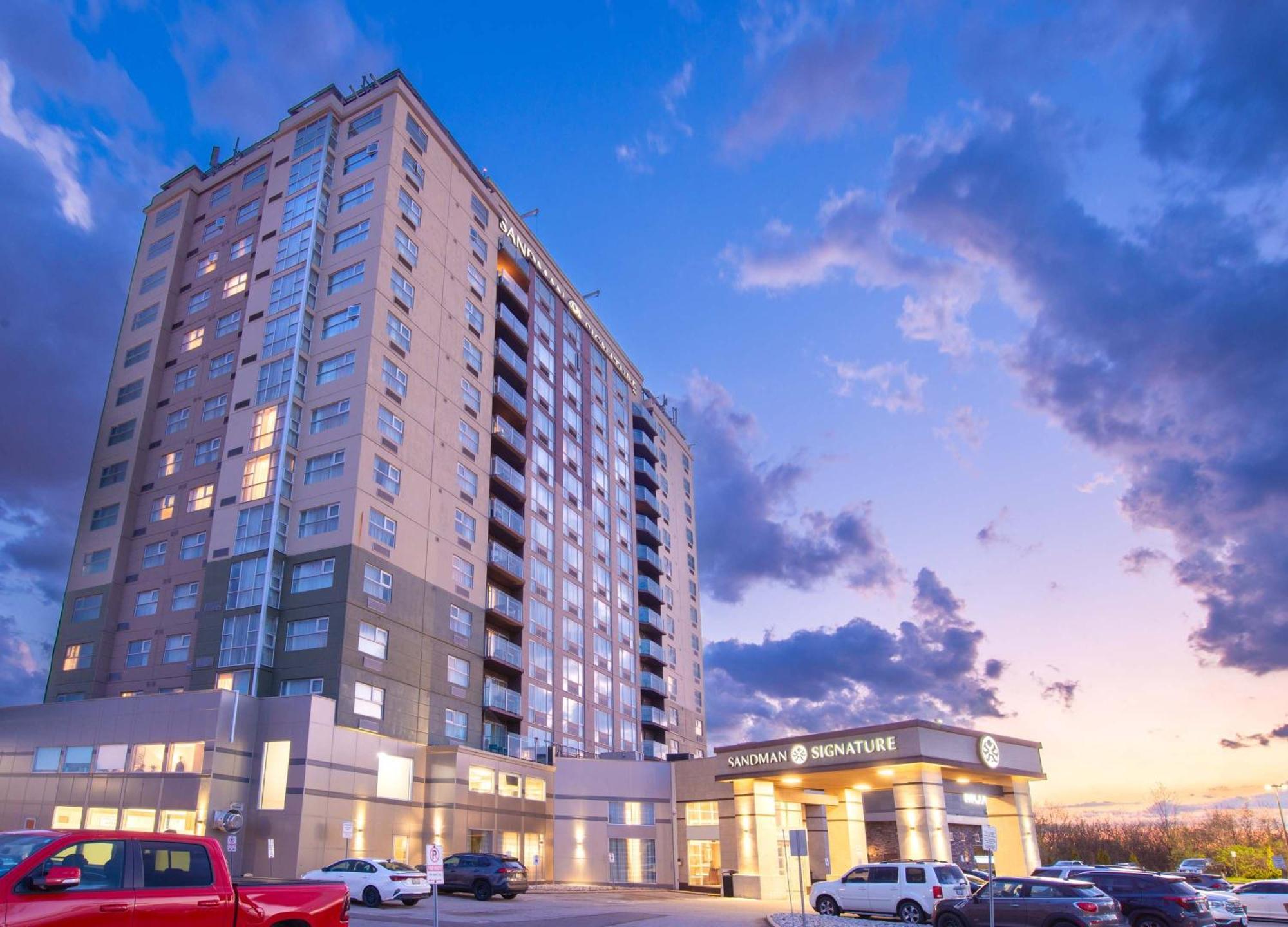 Hotel Sandman Signature Airport 4*