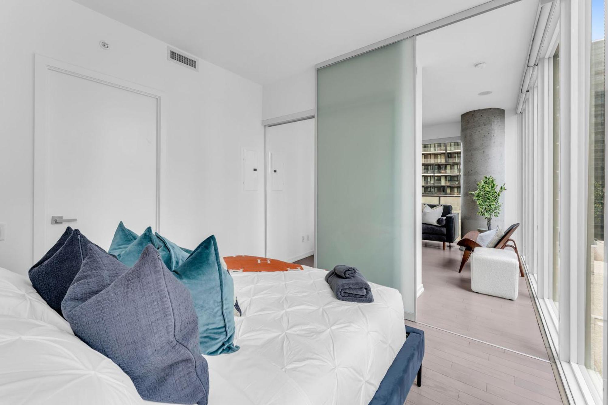 Bespoke 1br Entertainment District Apartment Toronto