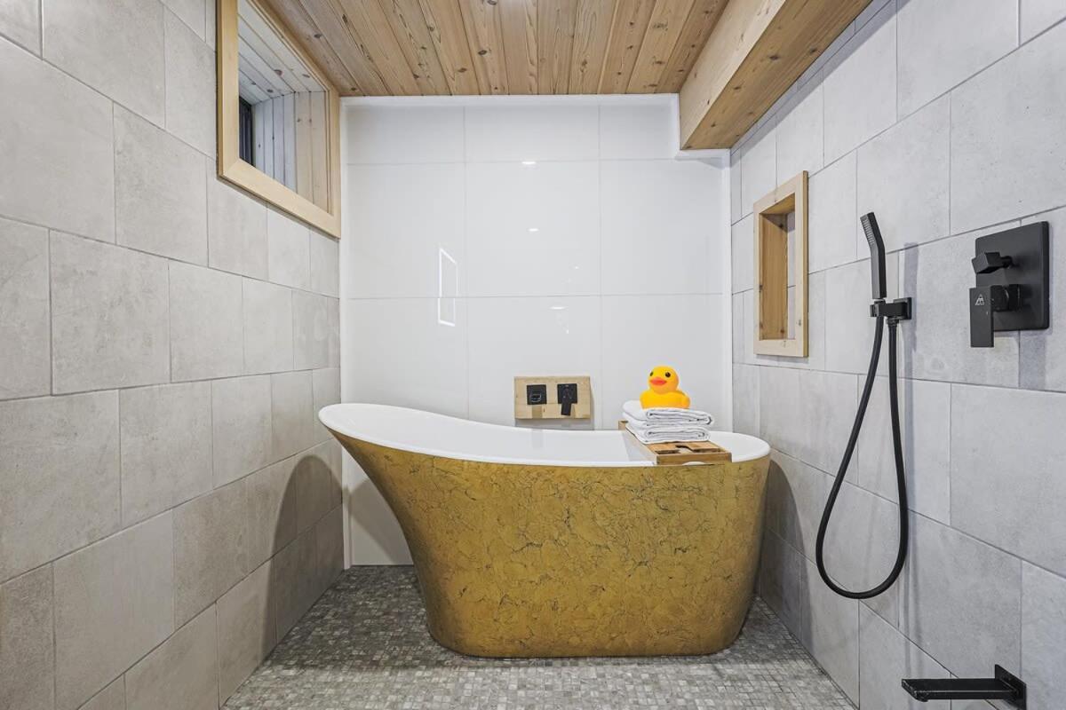 Apartment Oasis In Toronto's Heart + Parking! *
